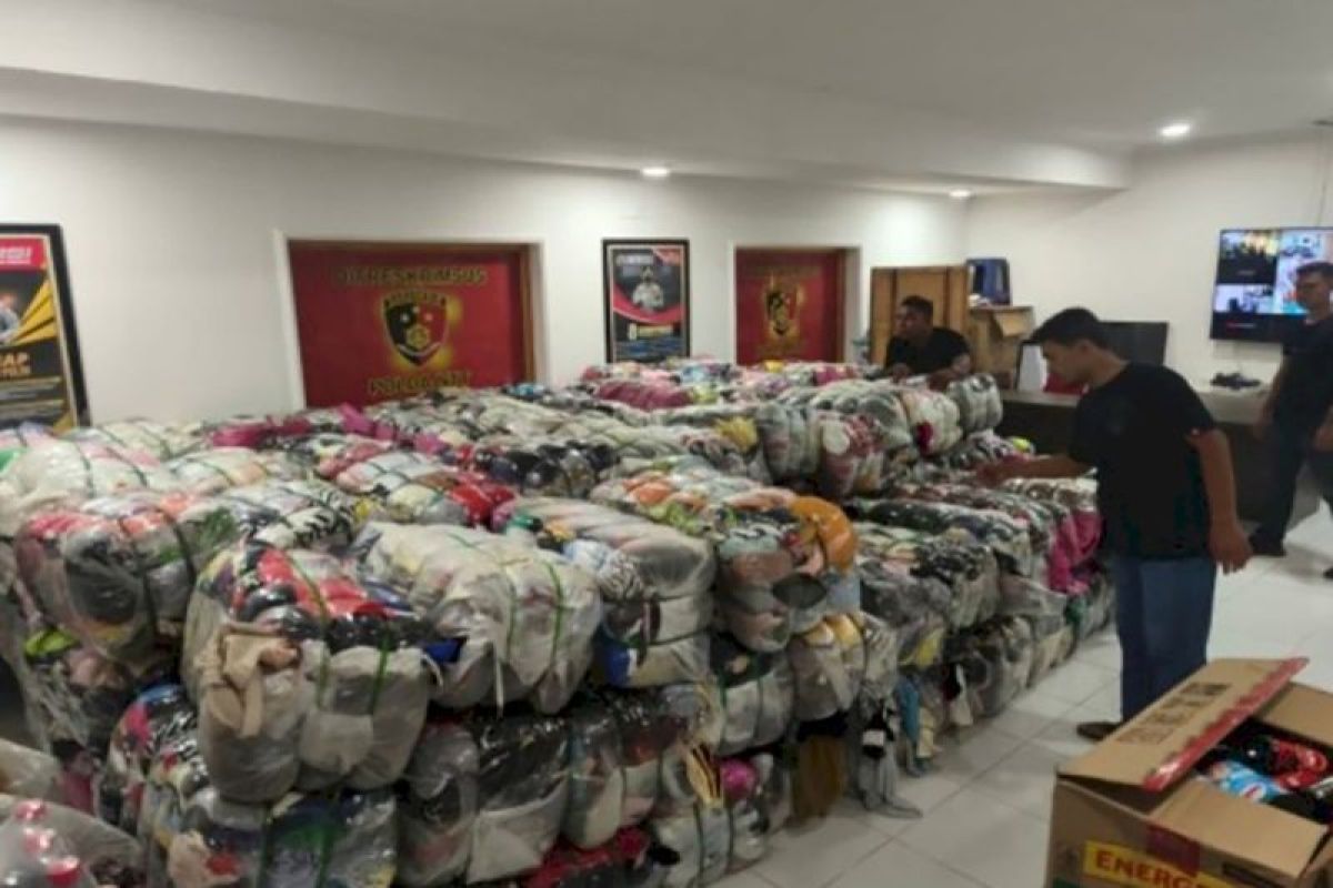 Polisi menggagalkan penyelundupan 157 ballpress pakaian impor bekas ke NTT