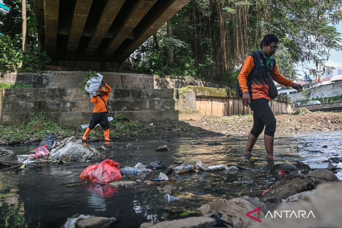 Cegah banjir, Pramono minta warga tak buang sampah sembarangan