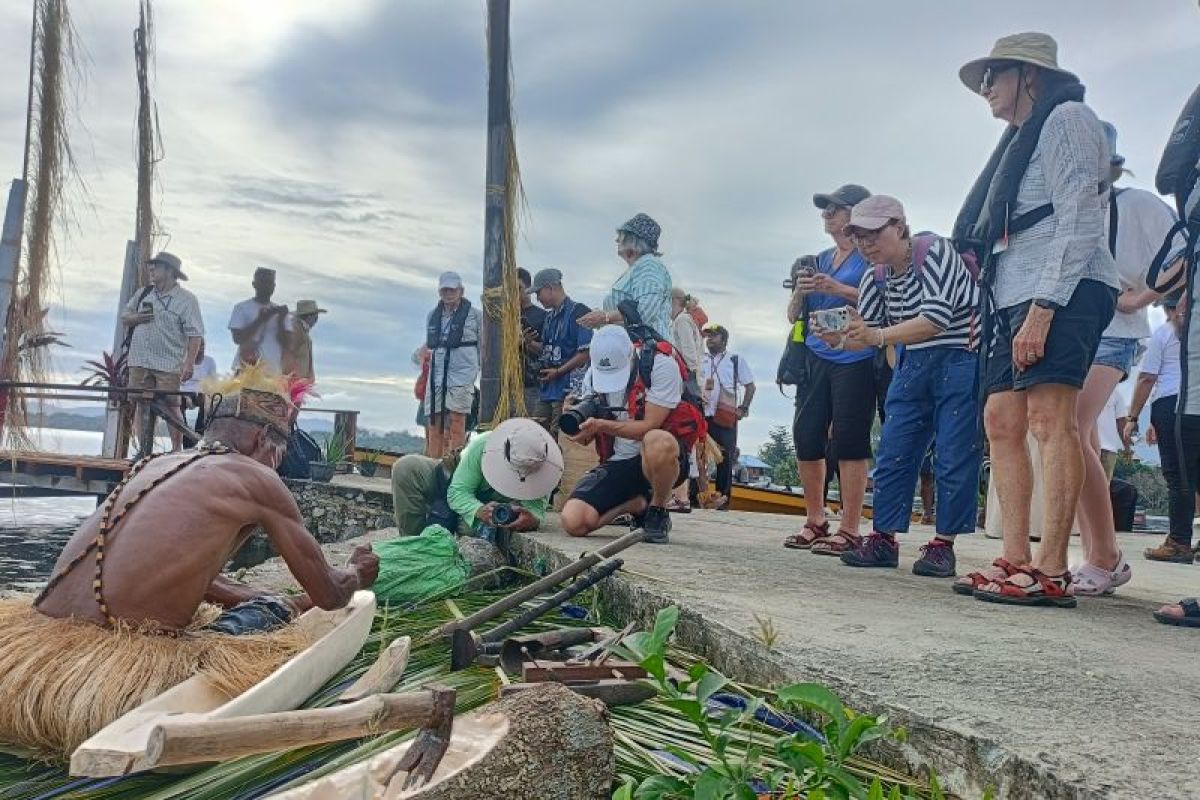 Wisatawan Mancanegara Berkunjung ke Desa Papua Menyaksikan Budaya Lokal