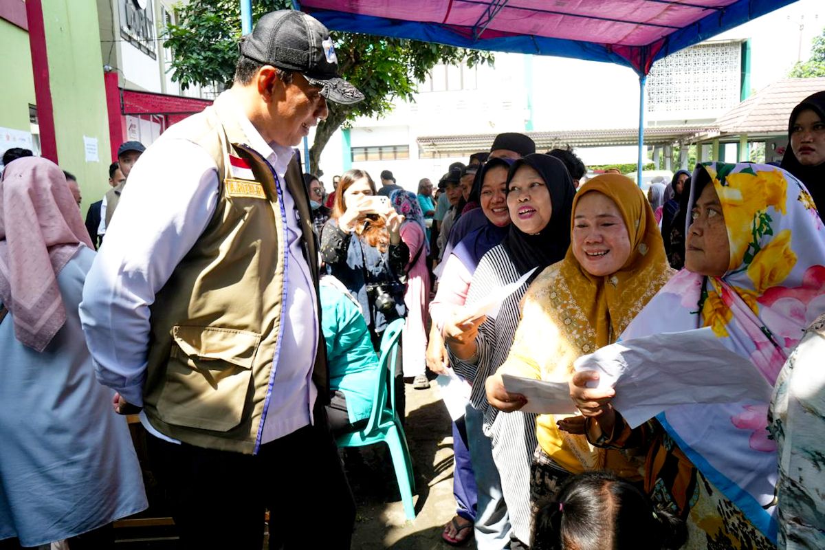 Dirut Bulog pastikan distribusi bantuan pangan di Bekasi tepat sasaran