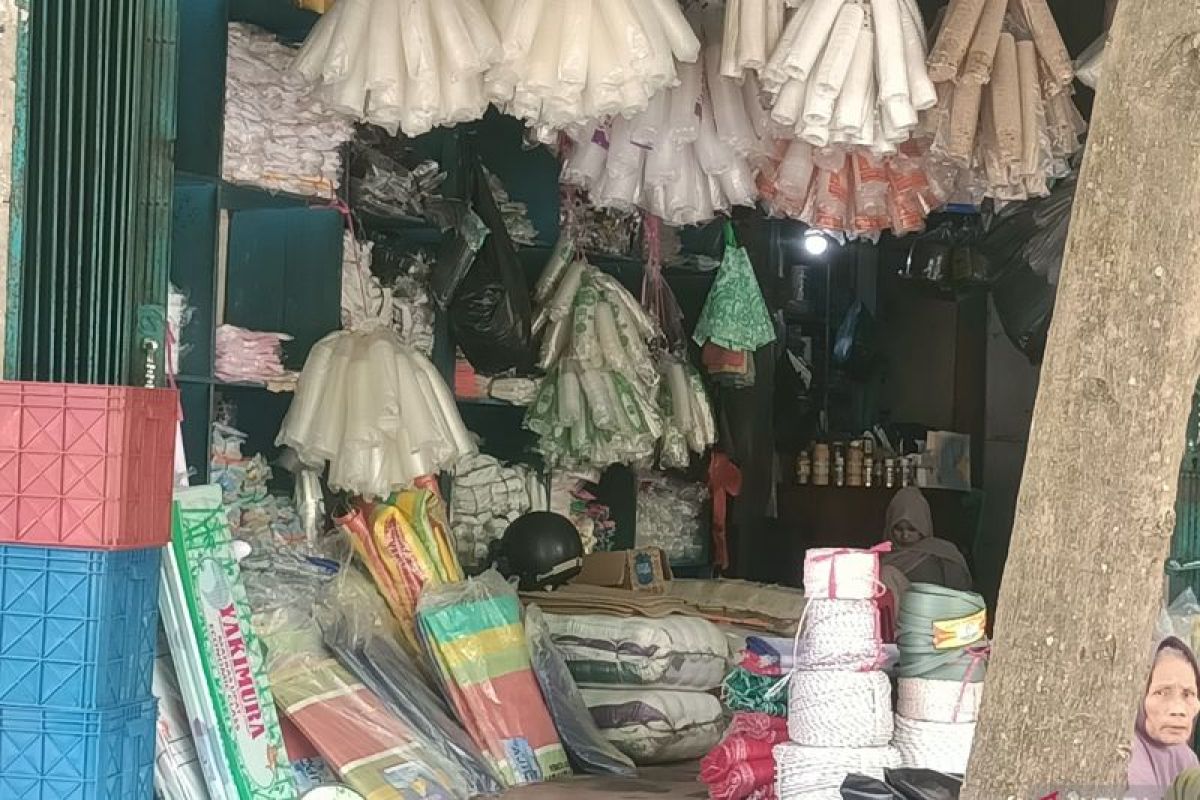 Harga plastik melonjak dua kali lipat di Baturaja, pengaruh konflik Timur Tengah