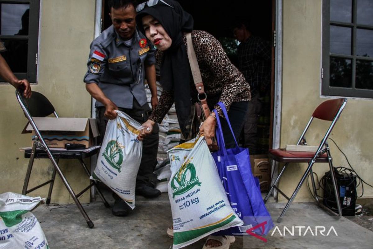 Penyaluran bantuan pangan di Palangka Raya