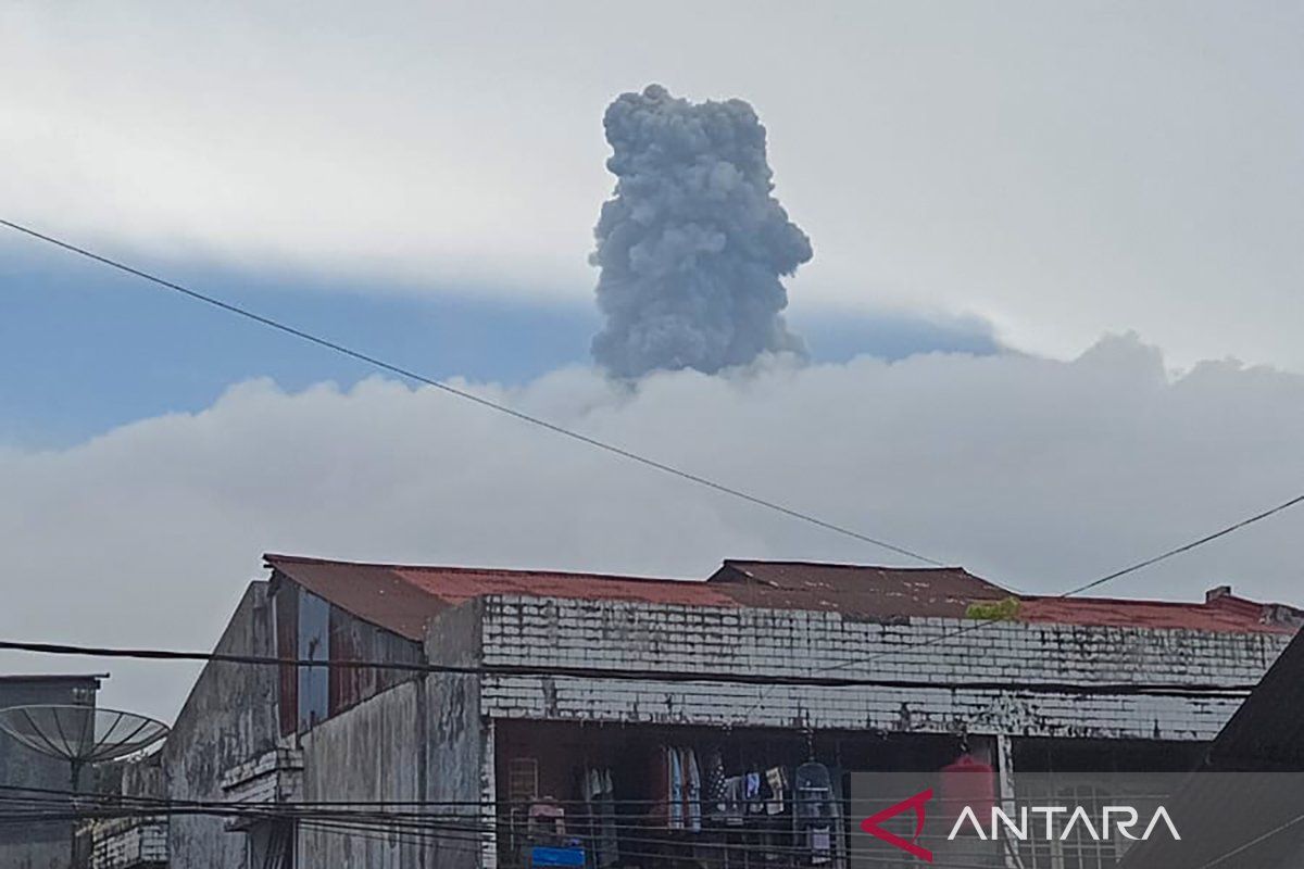 Gunung Marapi lontarkan abu vulkanik setinggi 1,6 kilometer Kamis pagi