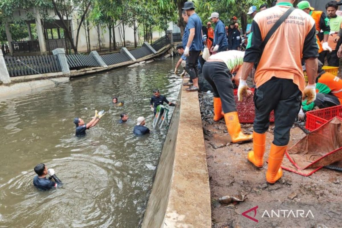Pemkot Jaksel targetkan 5 ton ikan sapu-sapu ditangkap di Setu Babakan