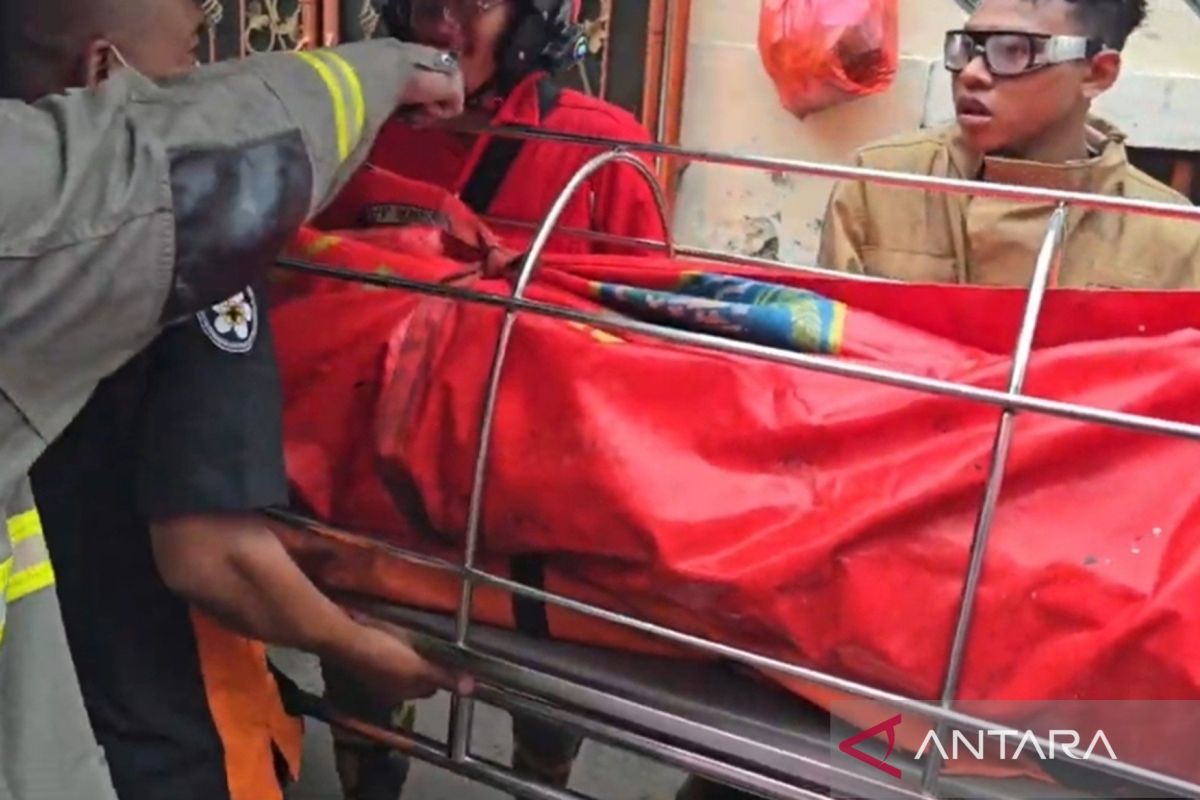 Kebakaran tewaskan sekeluarga di Jakbar, saksi sebut ada ledakan kabel