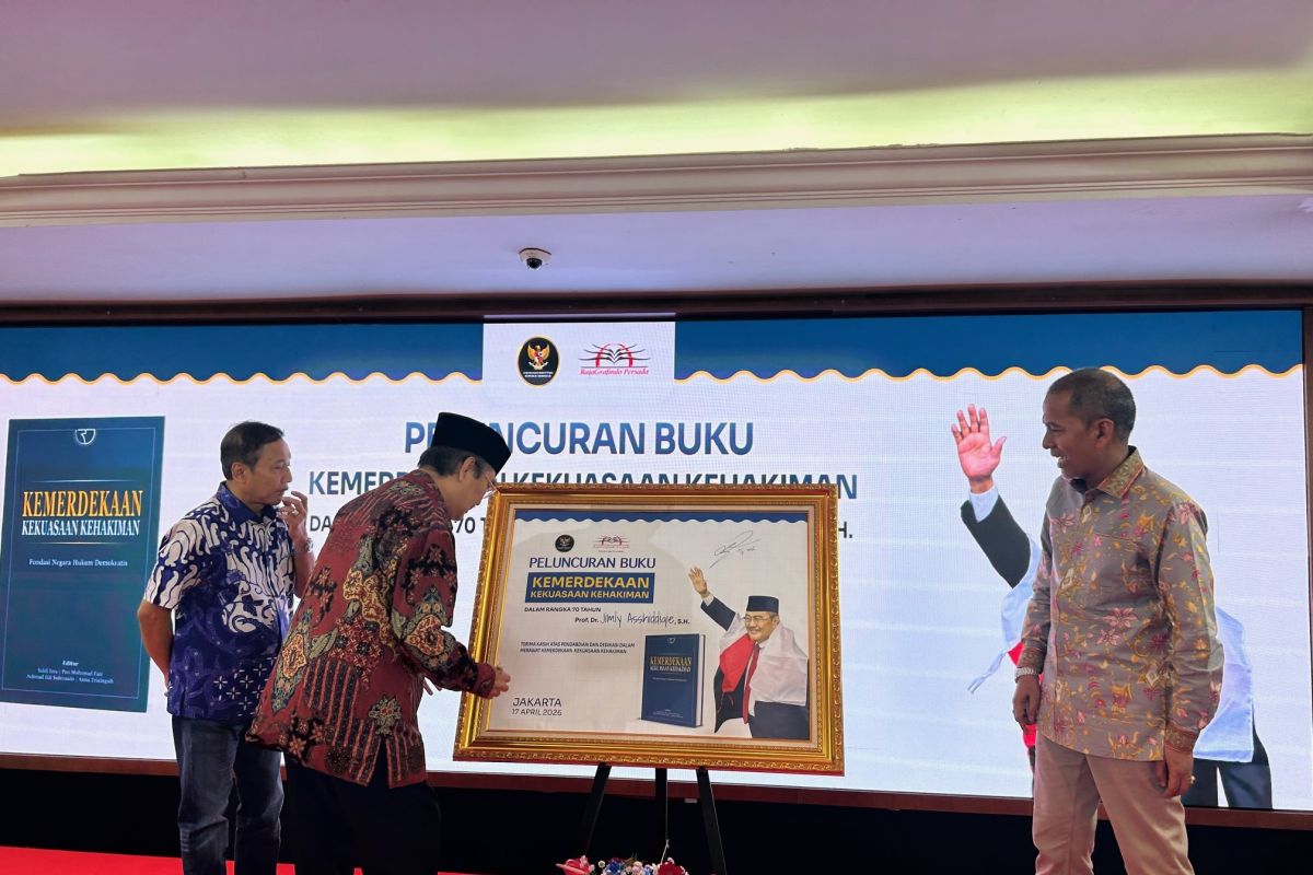 Hakim MK dan purna tugas serukan independensi peradilan melalui buku