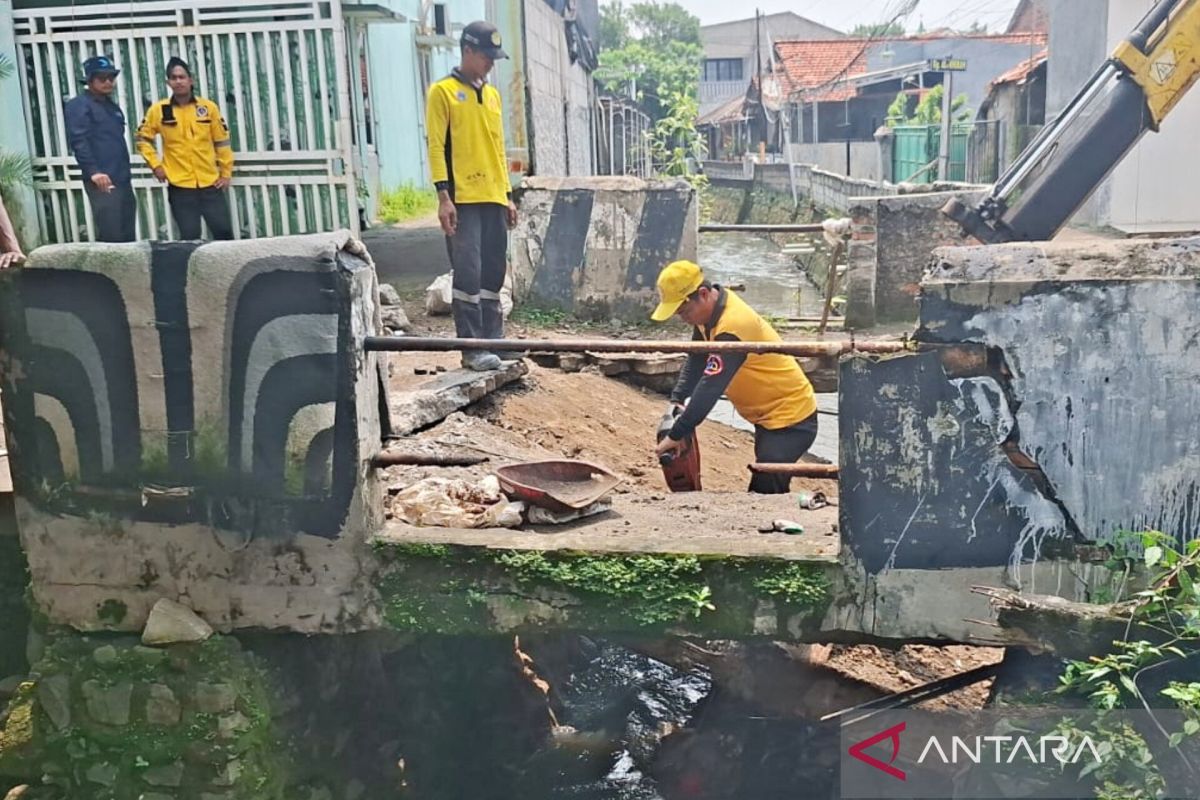 Pemkot Jaktim kebut perbaikan jembatan amblas di Ciracas