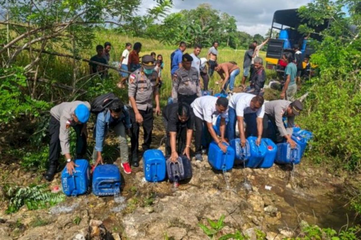 Polres Sumba Barat musnahkan 11.200 liter minuman keras ilegal