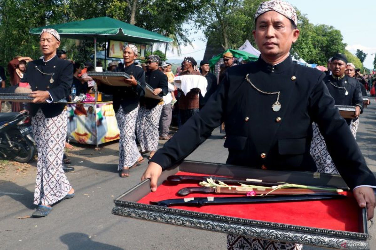 Tradisi kirab dan jamasan pusaka Kyai Jugo di Blitar