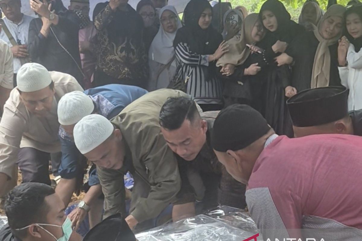 Tangis haru iringi pemakaman Fauzi Orbanta korban helikopter jatuh