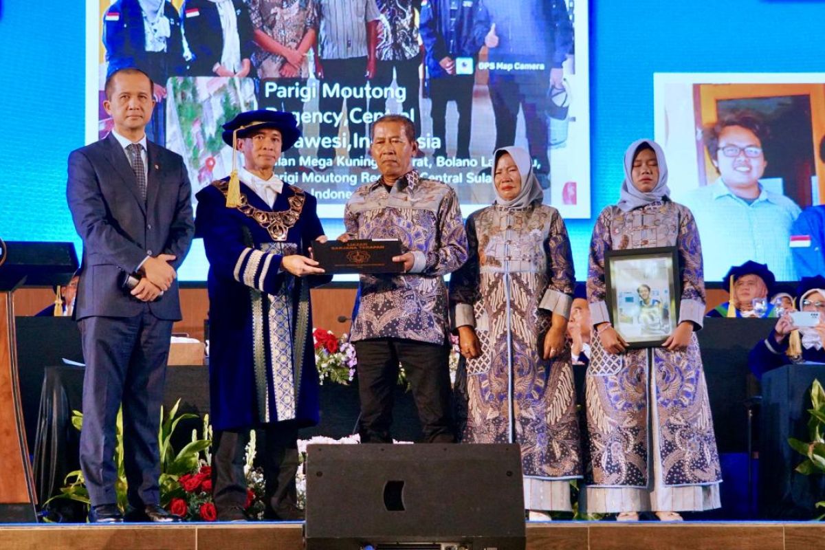 Mentrans serahkan ijazah almarhum wisudawan patriot ITS