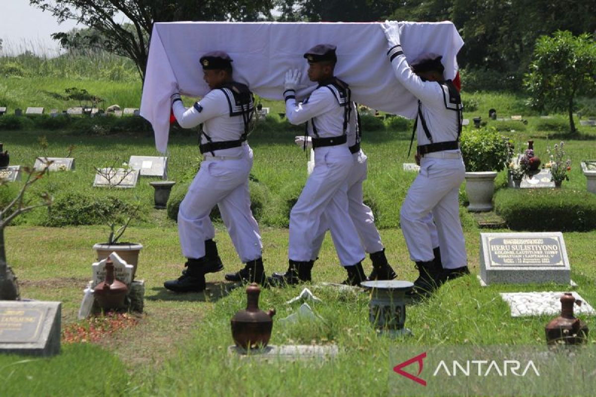 Suasana haru pemakaman Capt Marinda Wibowo di Taman Makam Bahagia Sidoarjo, salah satu korban heli PK-CFX