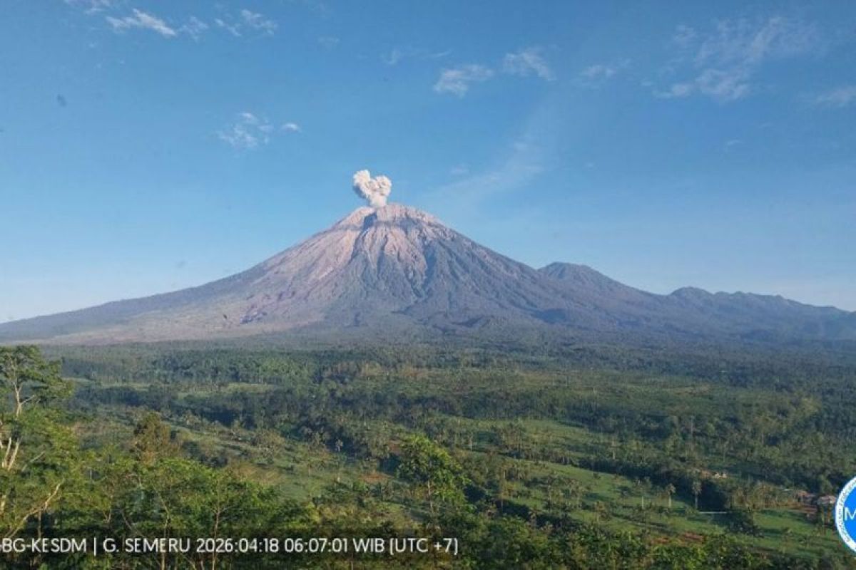 Gunung Semeru kembali erupsi pada Sabtu pagi