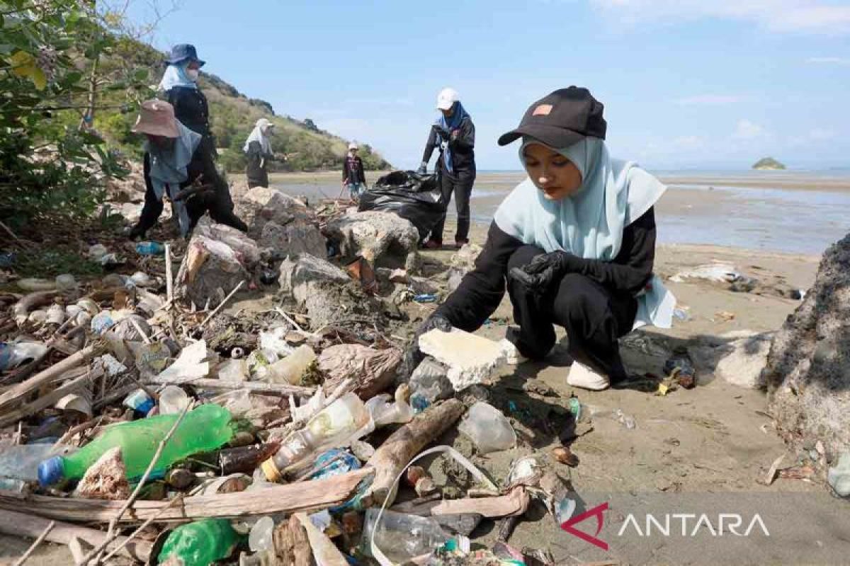 FOTO - Aksi nyata peduli lingkungan di Pantai Ujong Pancu
