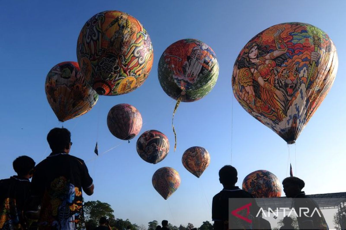 Menantang adrenalin di Cluntang: Sensasi mengendalikan balon udara berlatar gagahnya Gunung Merapi