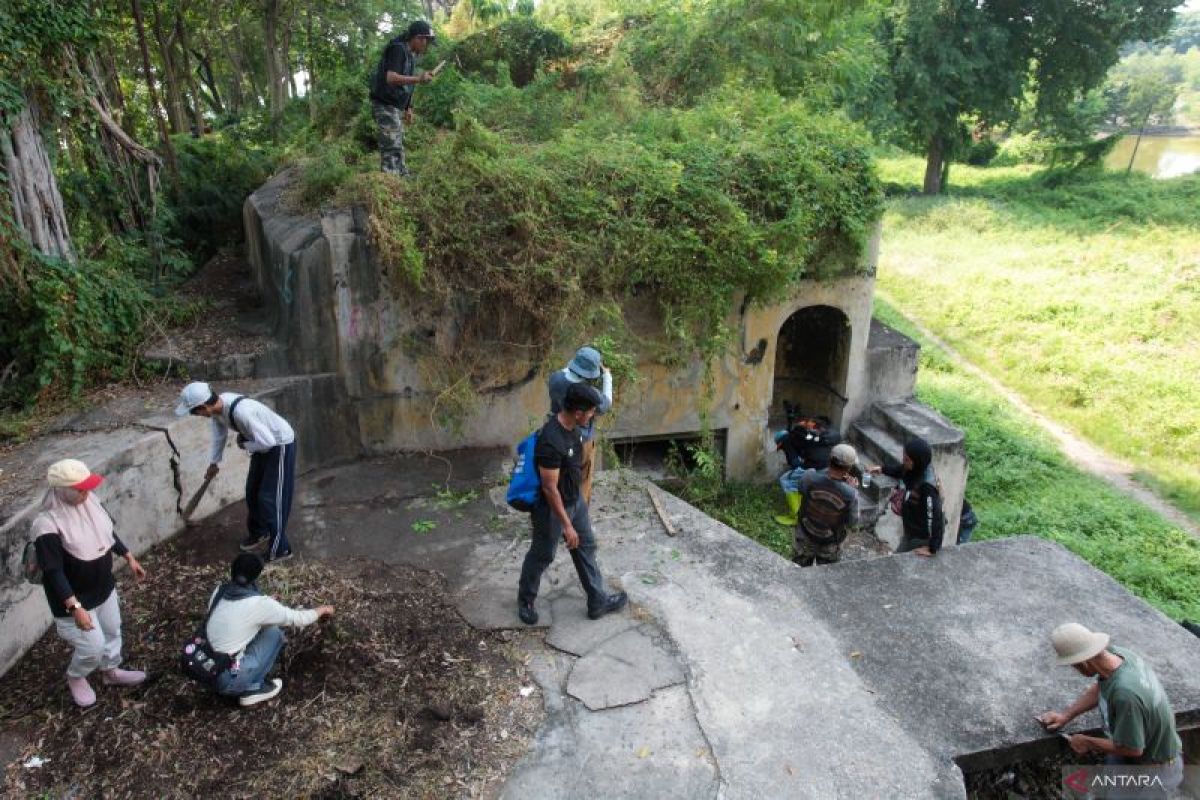 Bersih-bersih Benteng Kedung Cowek