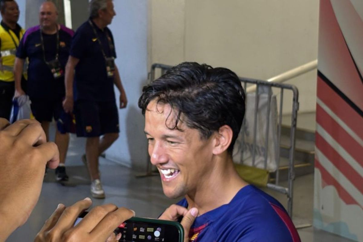 Irfan Bachdim bertukar jersei dengan Rivaldo