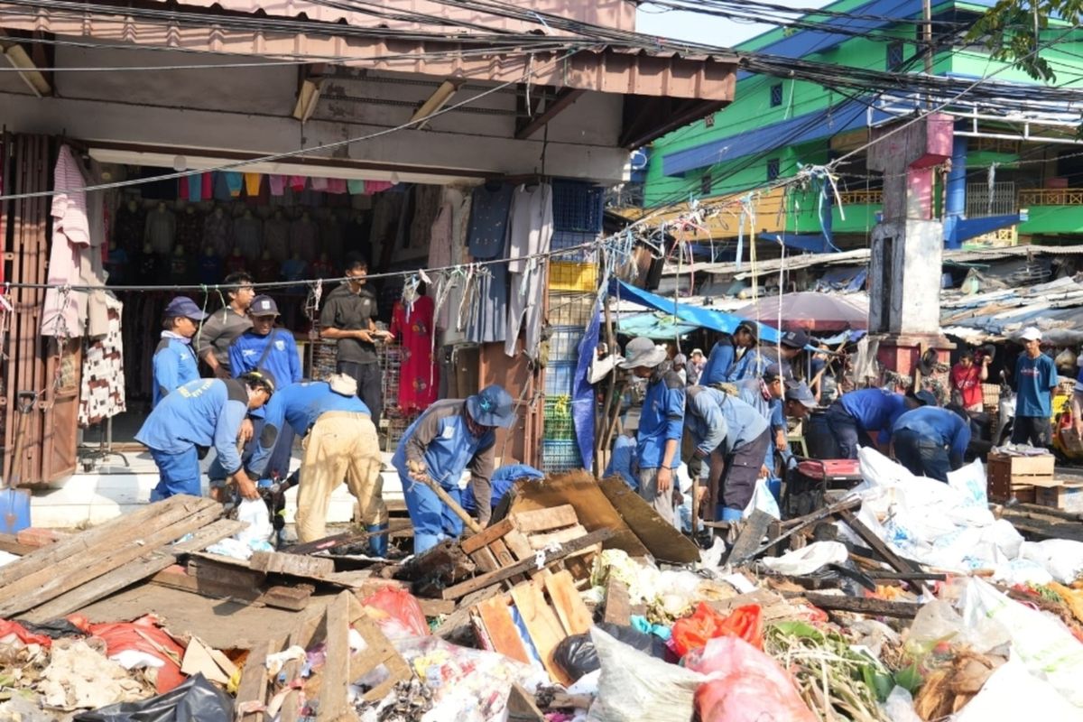 Petugas gabungan Jakbar bersihkan saluran penghubung Jembatan Lima