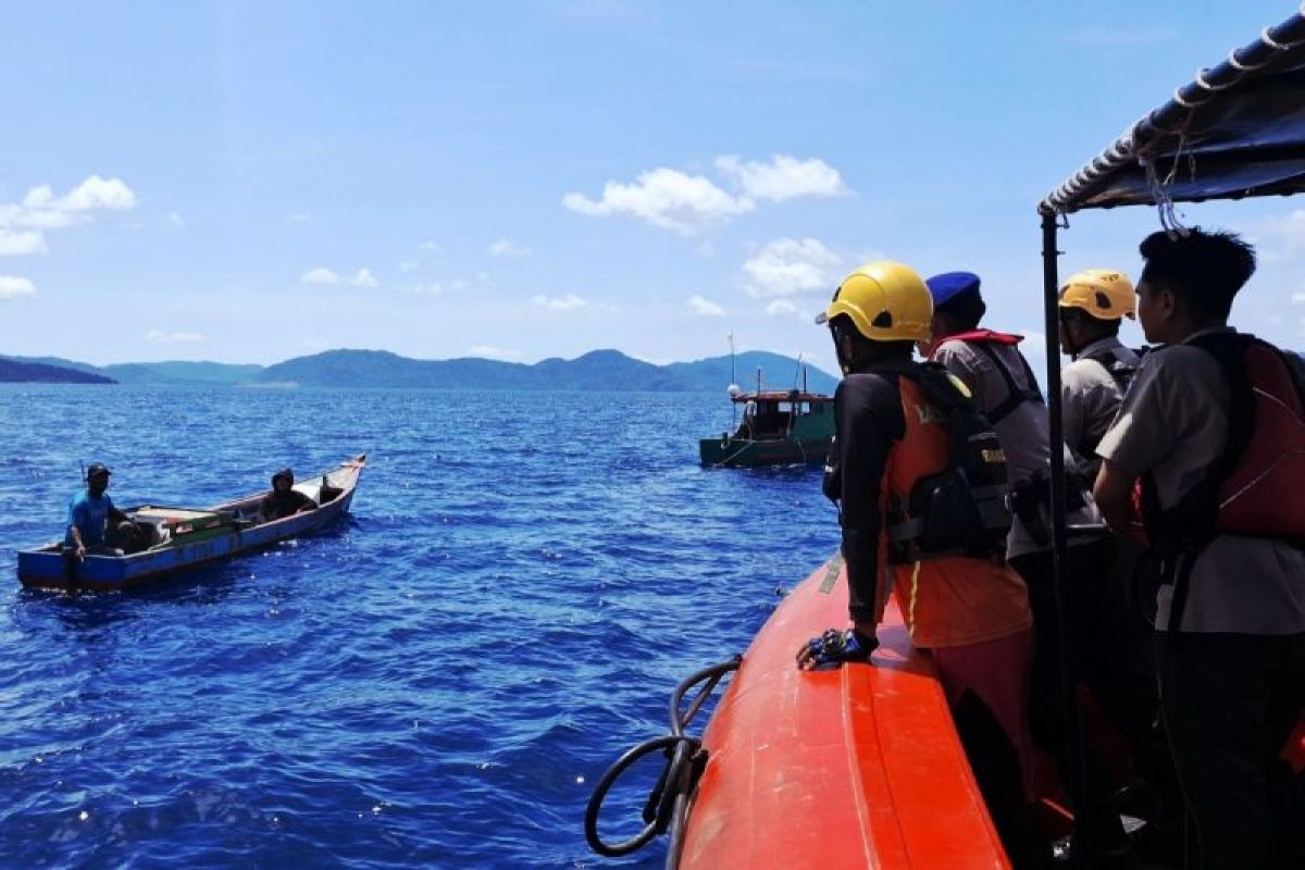 Basarnas evakuasi awak kapal nelayan mati mesin di Anambas