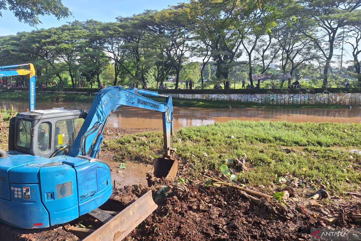 Cegah banjir, Sudin SDA Jaksel keruk lumpur dan sampah di Kali Cideng