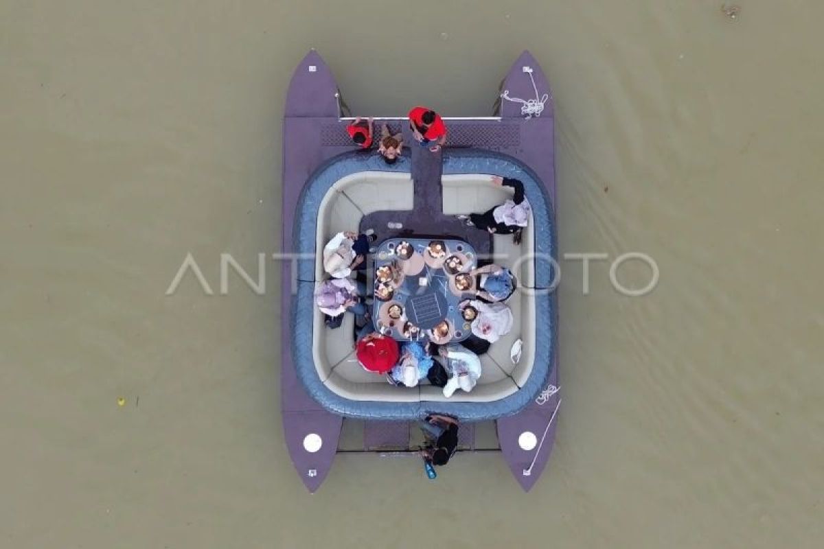 Kafe terapung di Sungai Batang Arau Padang