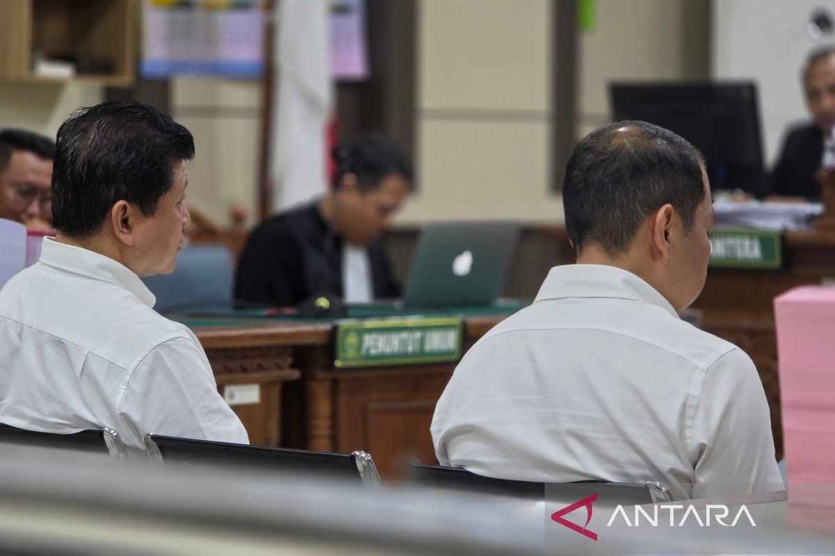 Dua bersaudara bos Sritex dituntut 16 tahun penjara