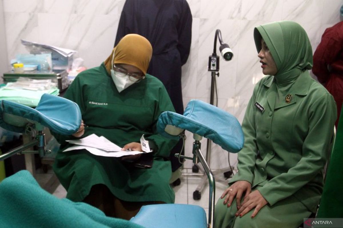 Pemeriksaan kanker serviks peringati Hari Kartini di Malang