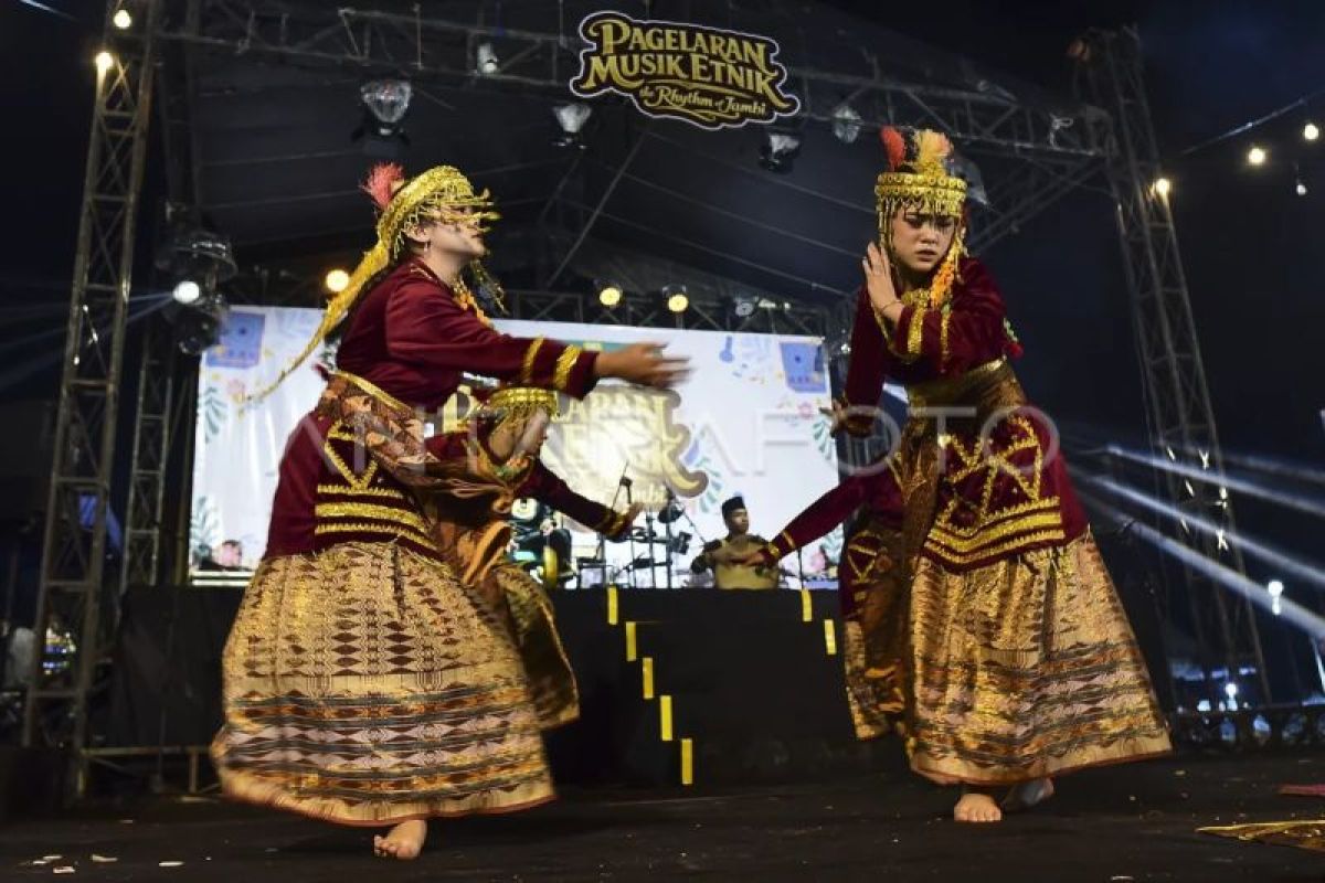 Pertunjukan budaya program Dana Indonesia Raya