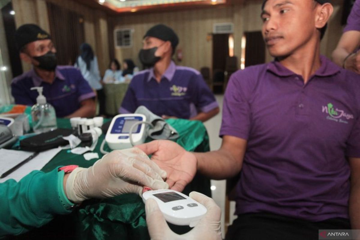 Pemeriksaan kesehatan kru dapur Asrama Haji Sukolilo Surabaya