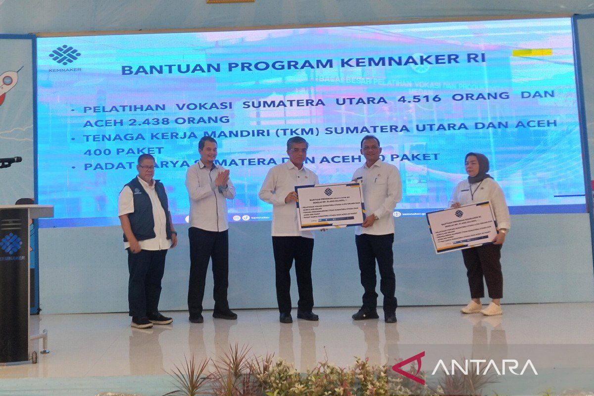 Menaker serahkan bantuan Kemnaker Peduli bagi daerah terdampak bencana