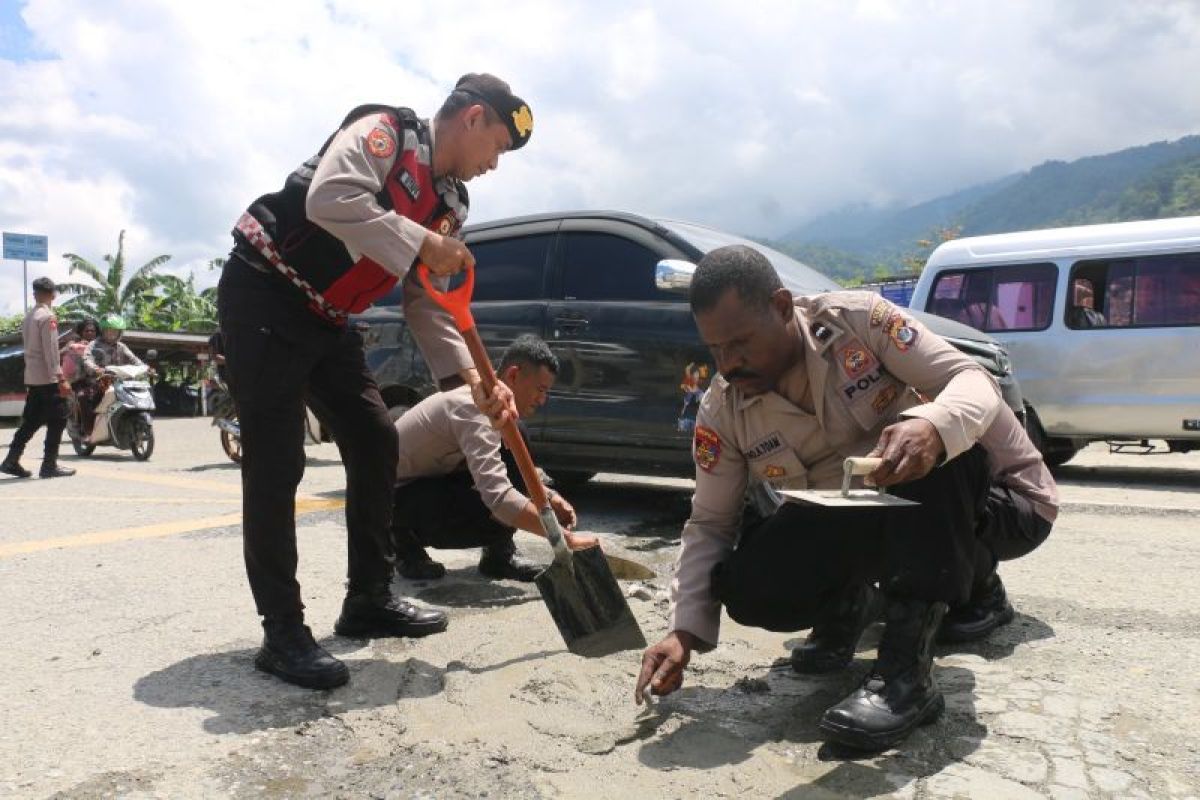 Polres Jayapura Perbaiki Jalan Rusak di Gunung Merah untuk Cegah Kecelakaan