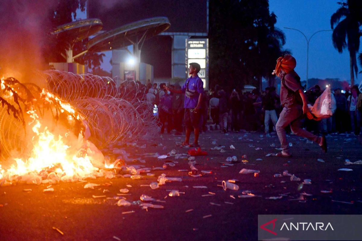 Unjuk rasa di depan Kantor Gubernur Kaltim berakhir ricuh