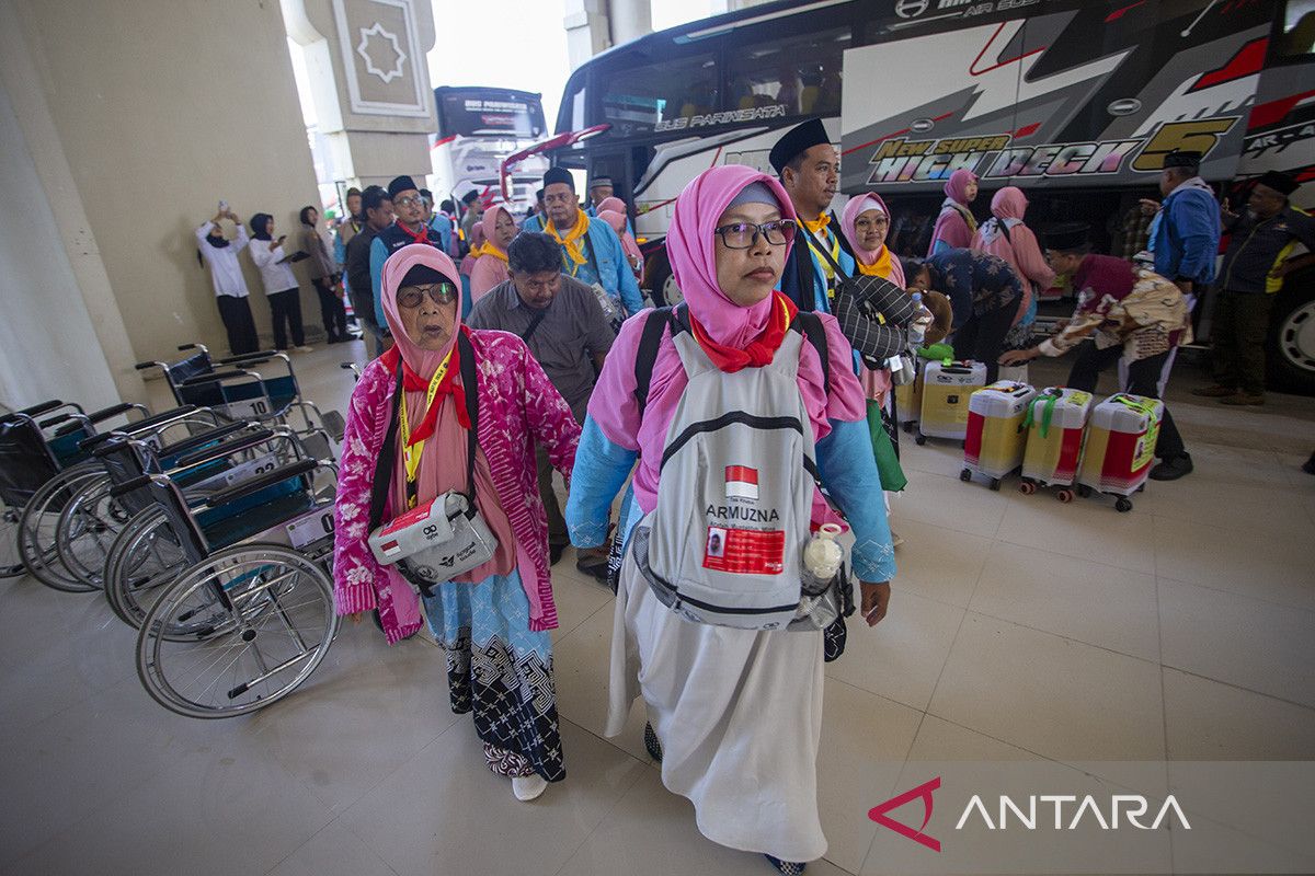 Jamaah calon haji masuk asrama Indramayu