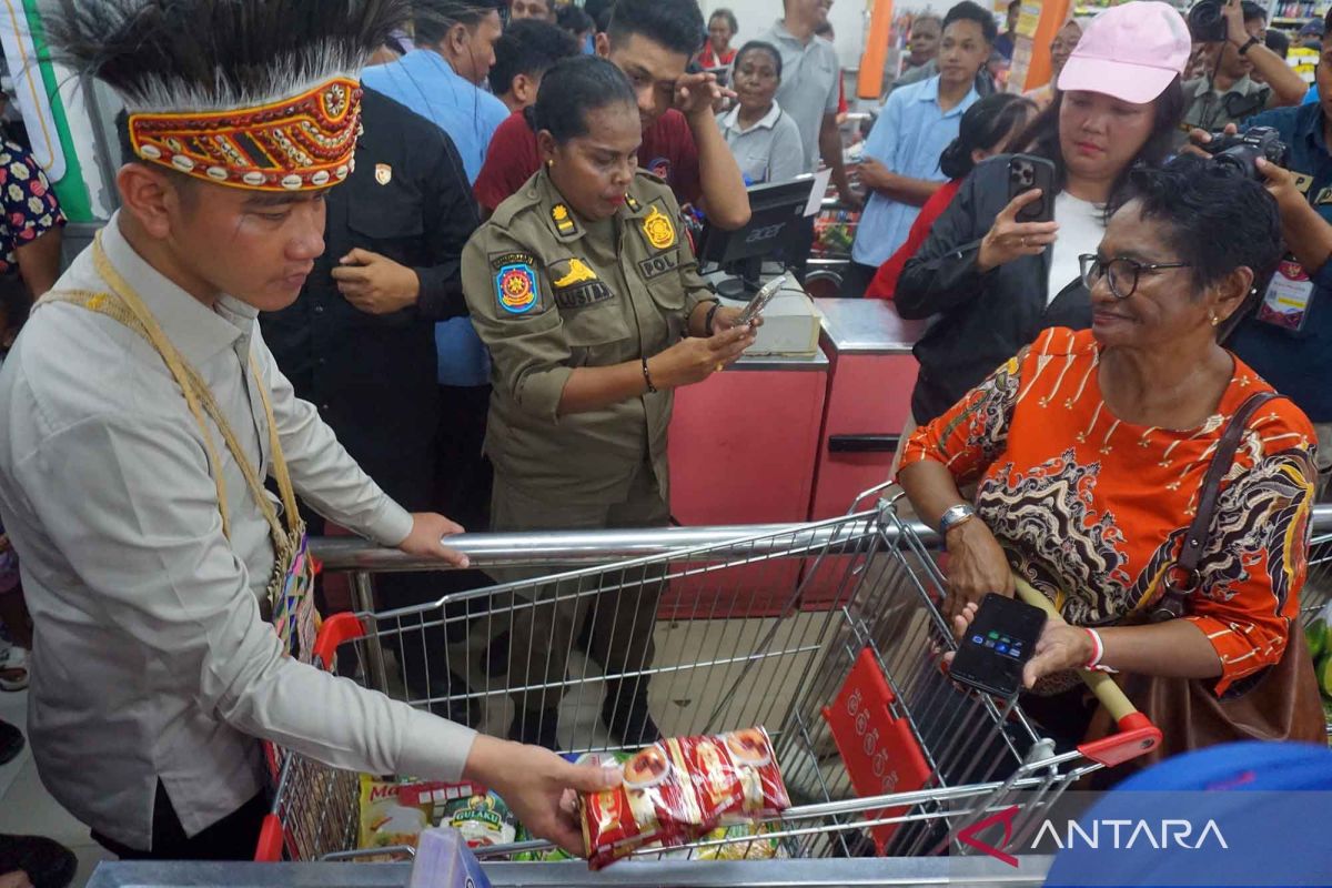 Sebanyak 100 mama Papua dapat bantuan belanja sembako dari Wapres Gibran