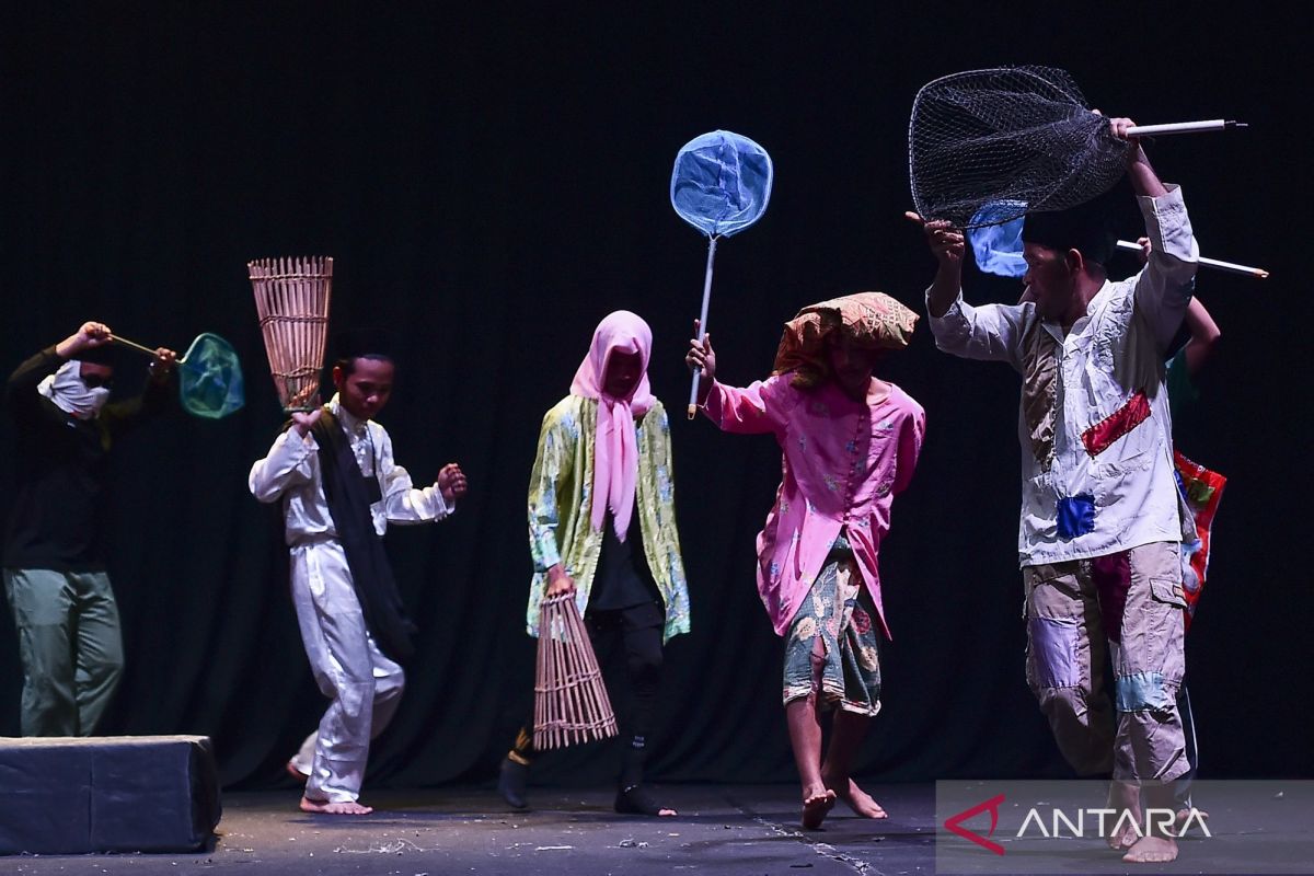 Pementasan Kesenian Tonel asal Muaro Jambi