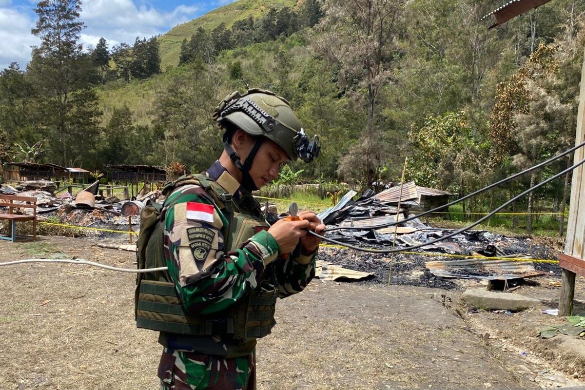 Satgas Yonif 511 periksa listrik pasca-kebakaran di Lanny Jaya