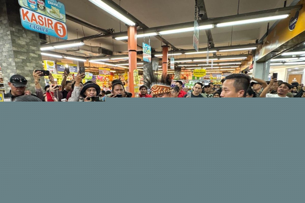 Peringati Hari Kartini, Gibran ajak Mama Papua belanja di supermarket