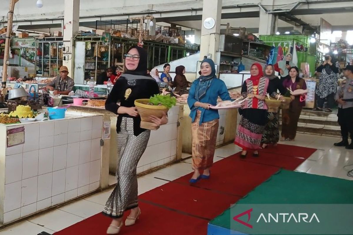 Pedagang Pasar Parakan meriahkan Hari Kartini dengan peragaan busana