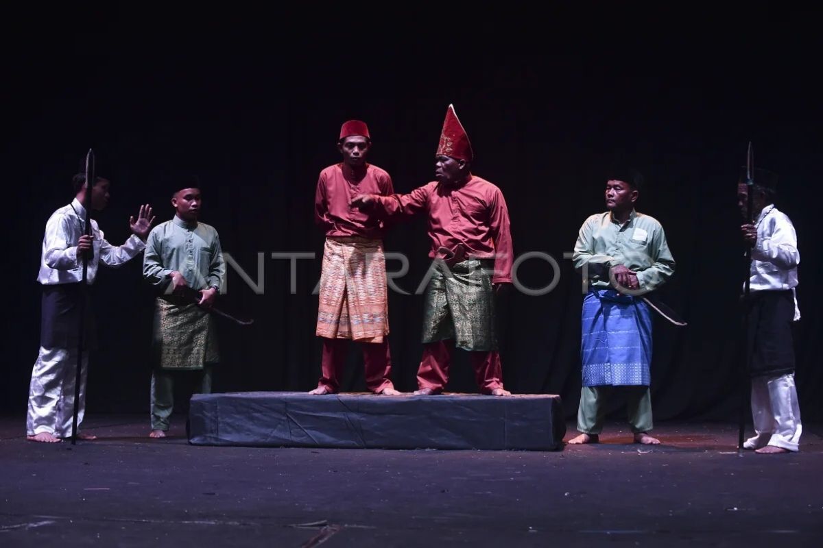 Pementasan Kesenian Tonel asal Muaro Jambi