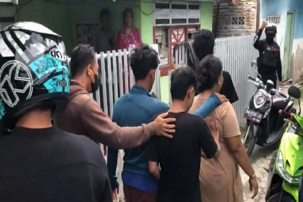 Polisi dilempari batu saat gerebek lokasi dugaan narkoba di Palu