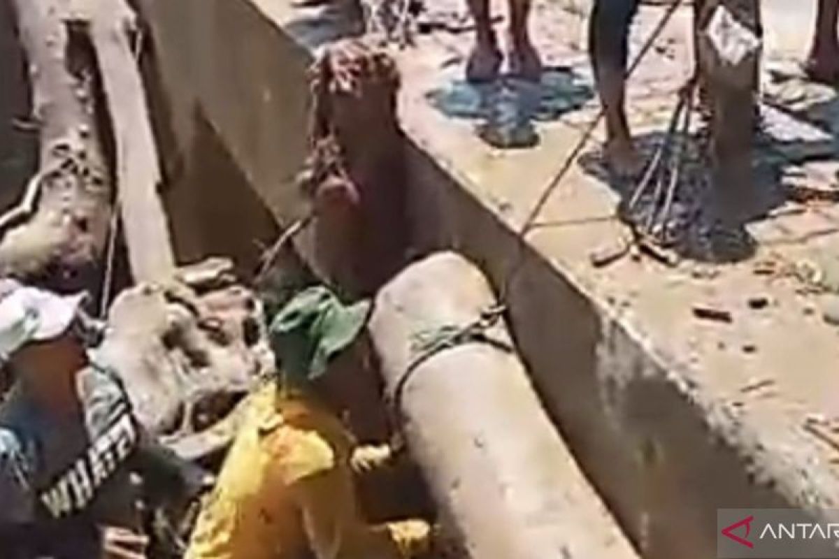 Material Longsor Sumbat Jembatan Batang Muaro Samuik, Warga Diminta Waspada Ancaman Susulan