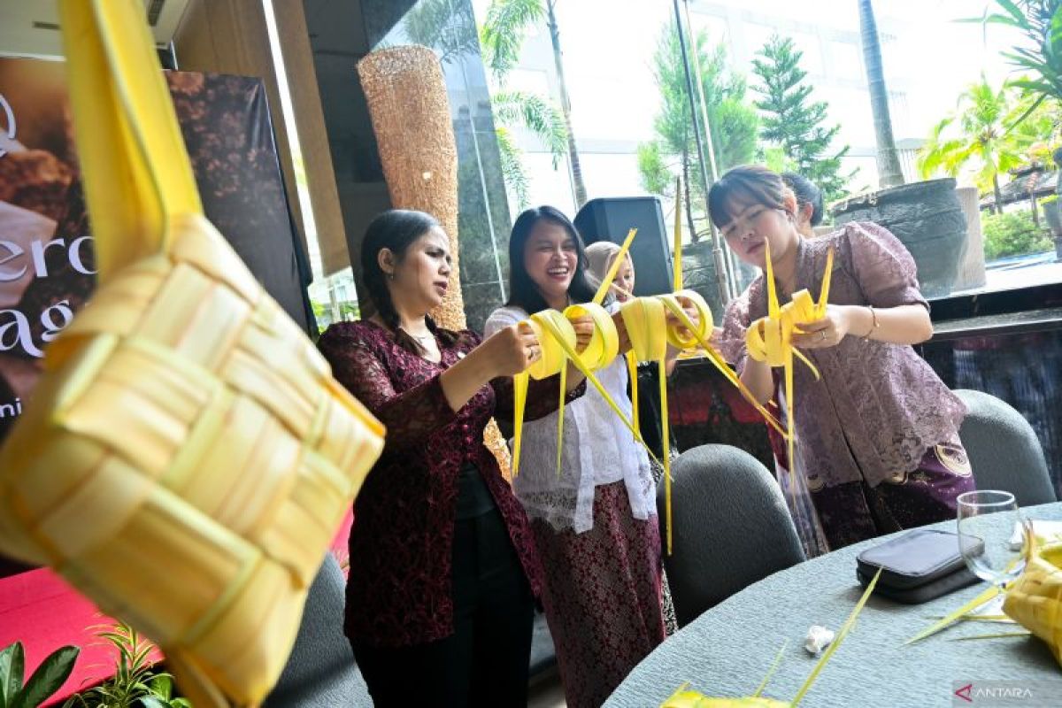 Hotel FUGO gelar workshop ketupat bertajuk Kartini Berdaya dan Bumi Terjaga