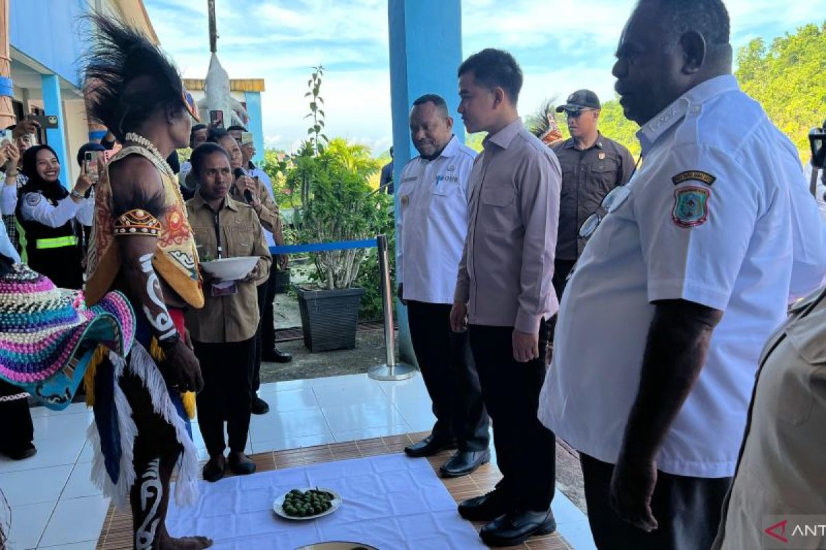 Gibran ikuti adat Mansorandak pada kunjungan perdana di Raja Ampat