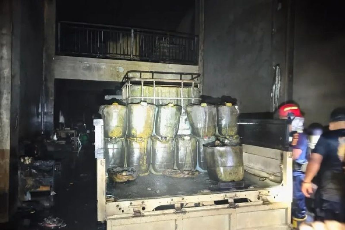 Asyik pindahkan BBM, ruko dan sembilan kendaraan di Palangka Raya hangus terbakar