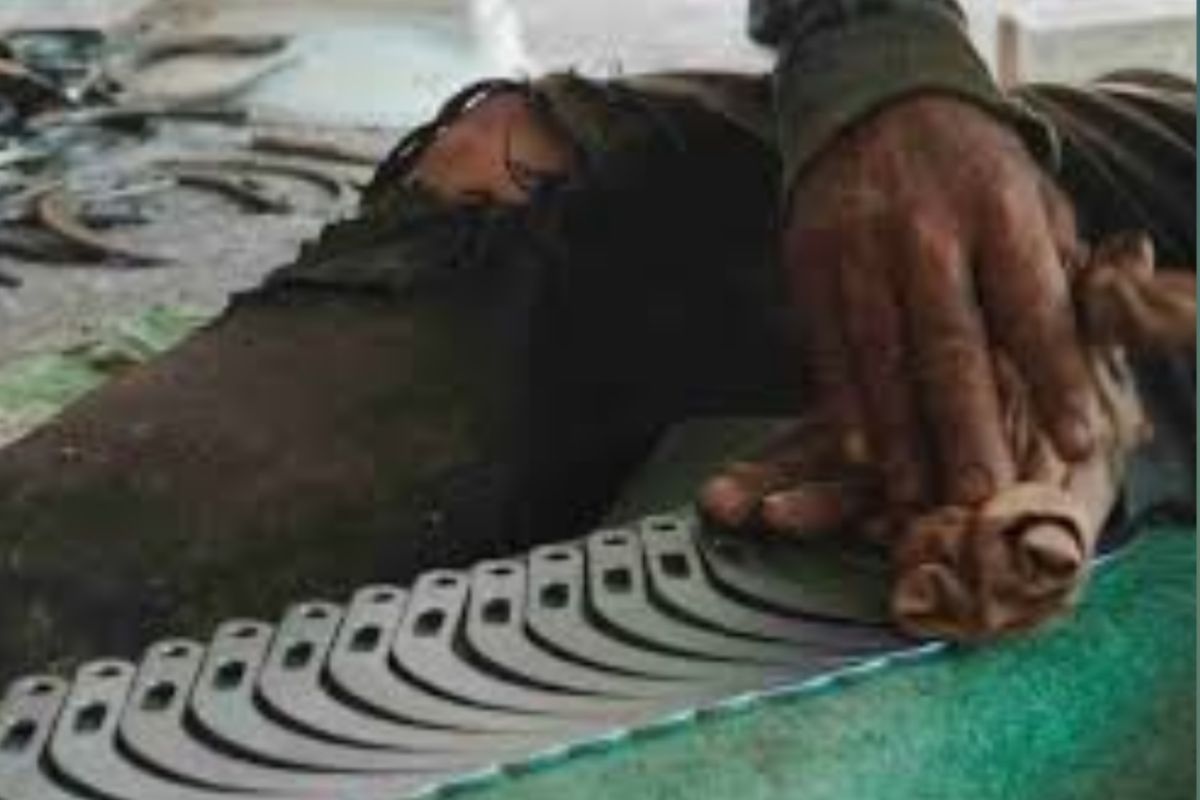 Cerita produksi pandai besi di Taratak yang meningkat 10 kali lipat