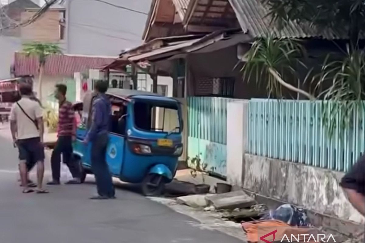 Akibat hilang kendali, sopir bajaj tewas dalam kecelakaan di Palmerah