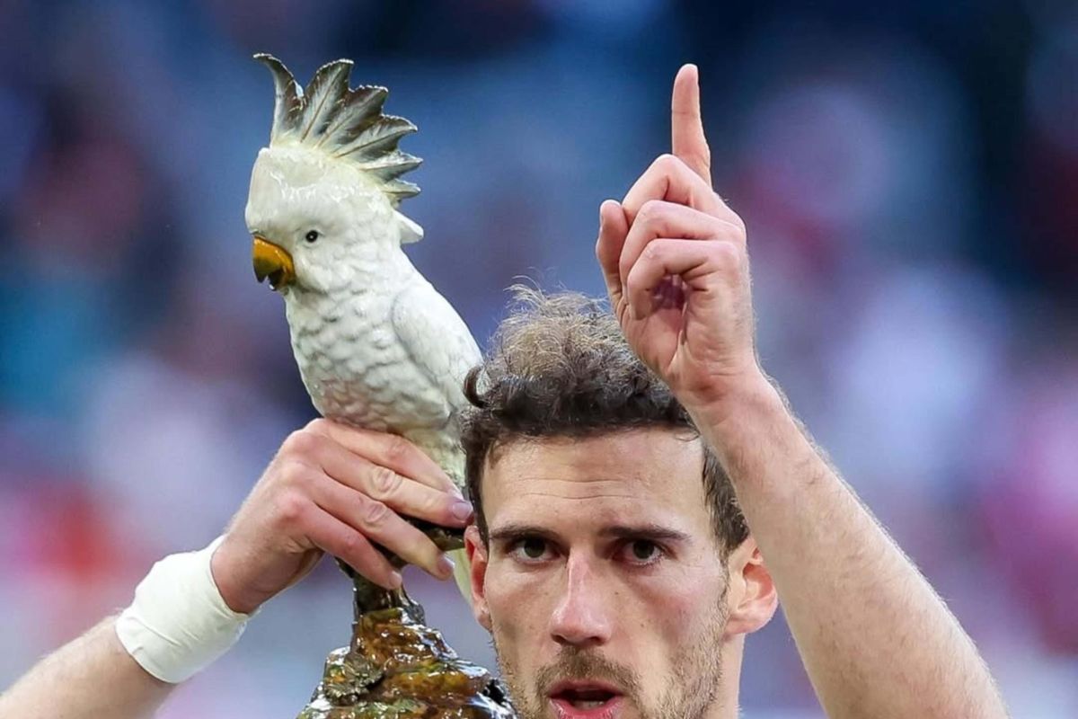 Patung kakatua simboli mesranya ruang ganti Bayern Muenchen