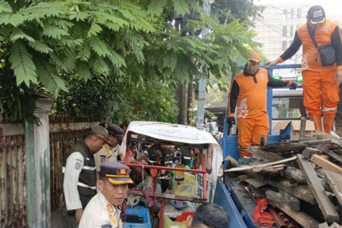 Petugas gabungan sita lapak PKL dari enam ruas jalan di Kebon Jeruk