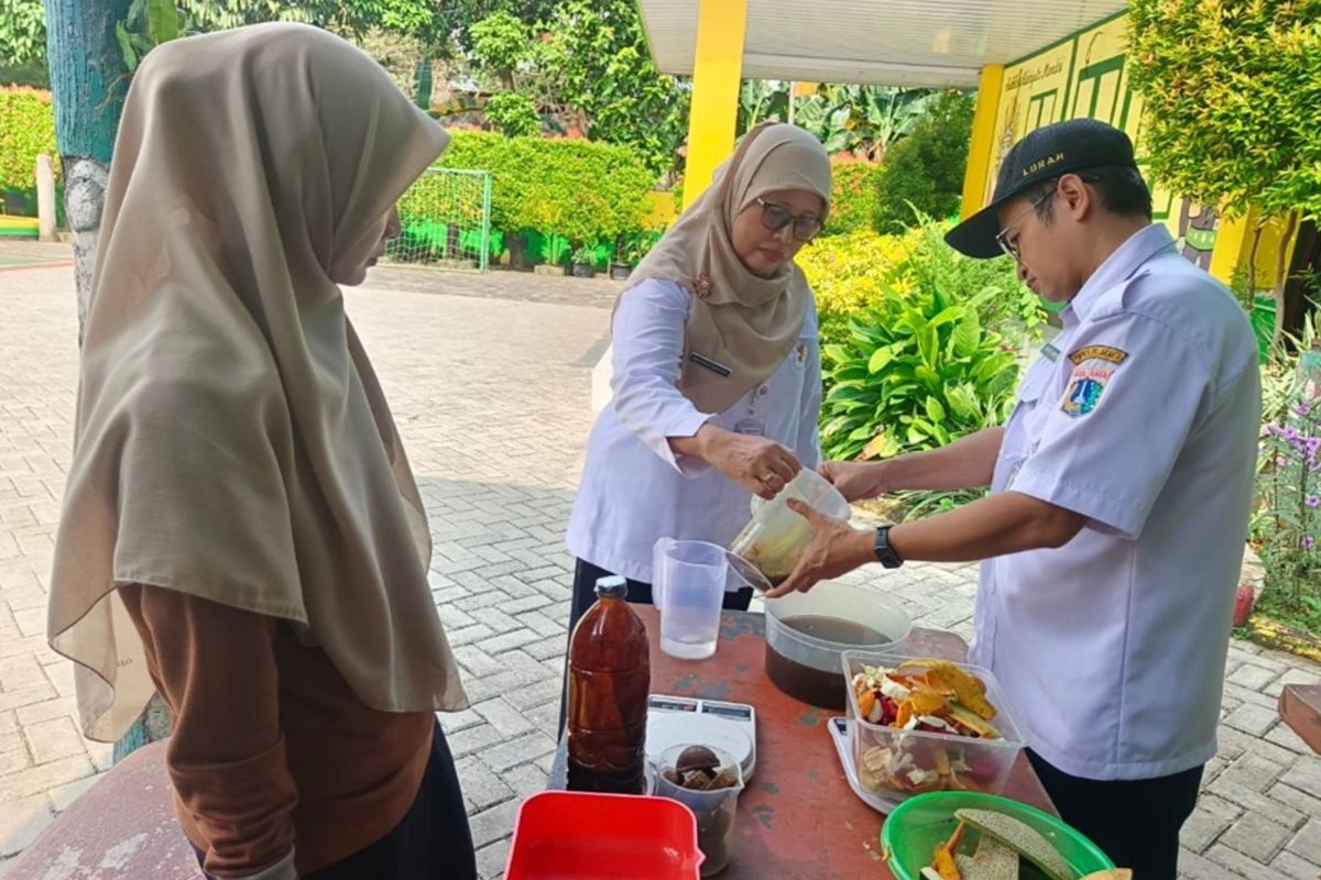 Sekolah dasar di Jakbar olah sampah organik jadi ekoenzim