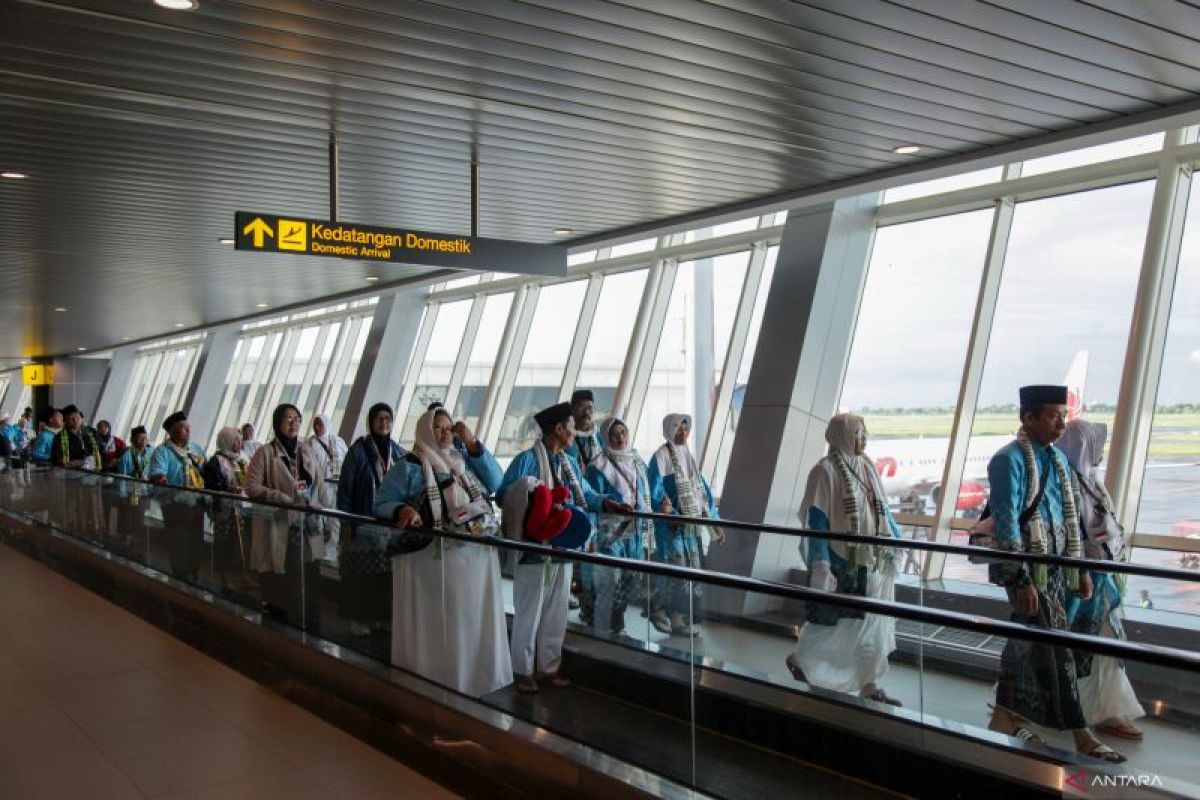 Keberangkatan jamaah calon haji kloter pertama embarkasi Surabaya